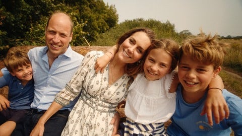 Dieses vom Kensington-Palast zur Verfügung gestellte Foto zeigt Kate (M), Prinzessin von Wales, William (2.v.l), Prinz von Wales, Prinz George (r), Prinzessin Charlotte (2.v.r) und Prinz Louis am Rand eines Feldes in sommerlicher Kleidung. Die Prinzessin von Wales teilte mit, dass sie ihre Chemotherapie abgeschlossen hat.