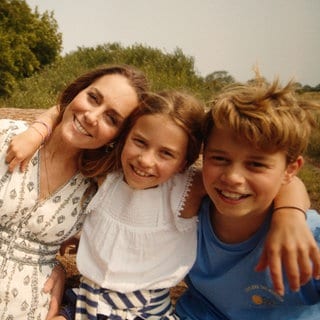 Dieses vom Kensington-Palast zur Verfügung gestellte Foto zeigt Kate (M), Prinzessin von Wales, William (2.v.l), Prinz von Wales, Prinz George (r), Prinzessin Charlotte (2.v.r) und Prinz Louis am Rand eines Feldes in sommerlicher Kleidung. Die Prinzessin von Wales teilte mit, dass sie ihre Chemotherapie abgeschlossen hat.