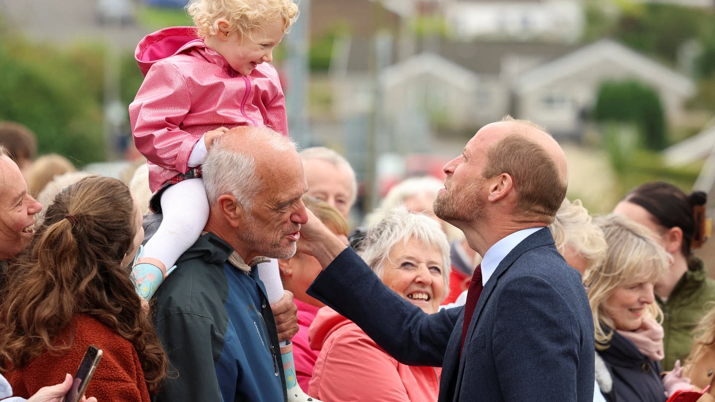 William, Prince of Wales, trifft nach einem Besuch in der Swiss Valley Community Primary School in Llanelli, Carmarthenshire, mit den Schülern zusammen, die am Urdd Eisteddfod 2024 teilgenommen haben.