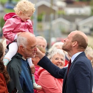 William, Prince of Wales, trifft nach einem Besuch in der Swiss Valley Community Primary School in Llanelli, Carmarthenshire, mit den Schülern zusammen, die am Urdd Eisteddfod 2024 teilgenommen haben.