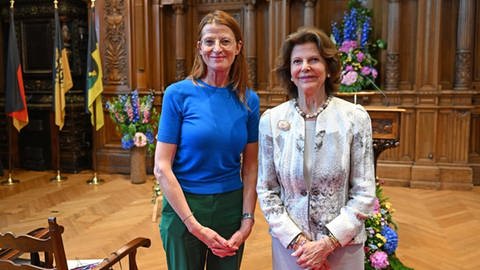 Royal-Expertin Annelie Malun mit Königin Silvia von Schweden 2023 in Heidelberg.