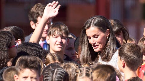 Die Madrider Königin Letizia nimmt an der Eröffnung des Schuljahres 20242025 an der Schule CEIP Maestra Placida Herranz in Azuqueca de Henares (Guadalajara) teil und steht in einer Kindermenge.