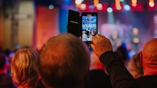 SWR4 Festival im Livestream: Das Publikum feiert beim Event mit und richtet seine Smartphones auf die Bühne.