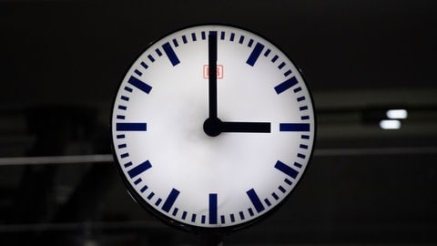 Eine Bahnhofs-Uhr zeigt drei Uhr, also die Uhrzeit für die Zeitumstellung: Die Umstellung von Sommerzeit auf Winterzeit und zurück ist Routine für die Deutsche Bahn.