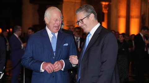 König Charles und Premier-Minister Keir Starmer lachen herzhaft zusammen bei einem Treffen mit Wirschaftsvertretern in der St. Paul's Cathedral in London.