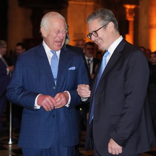 König Charles und Premier-Minister Keir Starmer lachen herzhaft zusammen bei einem Treffen mit Wirschaftsvertretern in der St. Paul's Cathedral in London.