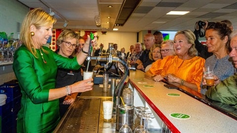 Königin Máxima zapft Bier bei ihrem Besuch der niederländischen Gemeinde Klaaswaal.