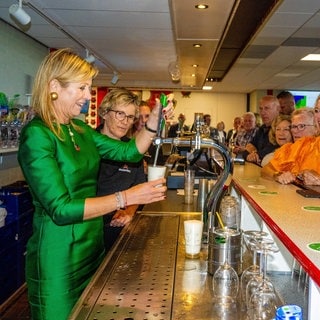 Königin Máxima zapft Bier bei ihrem Besuch der niederländischen Gemeinde Klaaswaal.