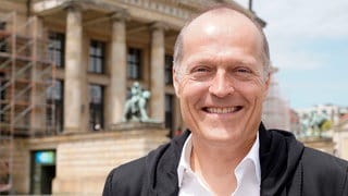 Joja Wendt im SWR4 Promitalk. Der Pianist lächelt in die Kamera.