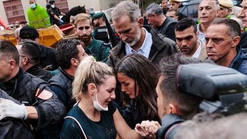 König Felipe VI. und Königin Letizia von Spanien sprechen bei ihrem Besuch in einem von den Überschwemmungen betroffenen Gebiet in Spanien mit Menschen.