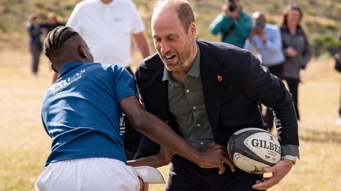 Prinz William spielt auf seiner Südafrika-Reise mit Schülern Rugby.