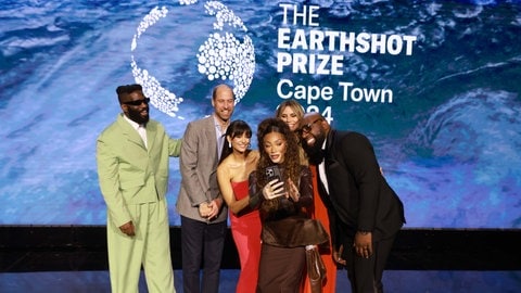 Das Model Winnie Harlow macht bei der Earthshot-Prize-Verleihung ein Selfie mit Prinz William, Heidi Klumund anderen Prominenten.