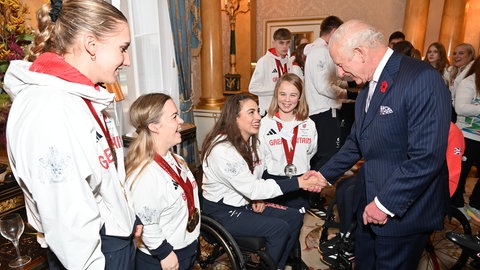 König Charles begüßt Teilnehmerinnen und Teilnehmer der Paralympics 2024.