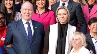 Fürst Albert und Fürstin Charlene von Monaco nehmen an der Geschenkverteilung des Roten Kreuzes in Monaco teil. 