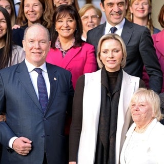 Fürst Albert und Fürstin Charlene von Monaco nehmen an der Geschenkverteilung des Roten Kreuzes in Monaco teil. 