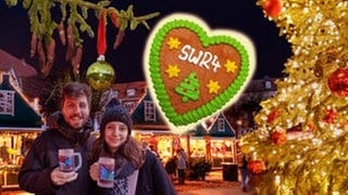 Persönlichen Weihnachtsmarkt gewinnen: Eine Frau und ein Mann stehen mit Glühwein in der Hand vor einem Weihnachtsmarkt, dazu ein SWR4 Lebkuchenherz und ein Zweig mit einer SWR4 Christbaumkugel.