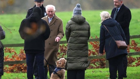 König Charles III. spricht nach dem Kirchgang am Sonntag mit Passanten über deren Hund.