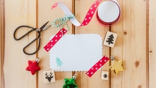 Schere, Papier und Stempel: Damit lassen sich hübsche Weihnachtskarten basteln.