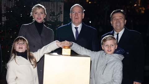 Monacos fürstliche Zwillinge Prinzessin Gabriella und Prinz Jacques schalten auf dem Place du Casino in Monte Carlo die Weihnachtsbeleuchtung an, ihre Eltern Fürstin Charlène und Fürst Albert freuen sich und staunen.