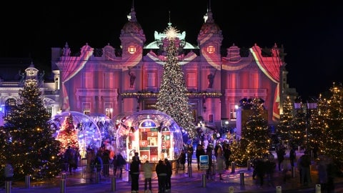 Der weihnachtlich beleuchtete Place du Casino in Monte Carlo