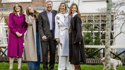 Zwischenfall beim Familienfotoshooting: Während die niederländischen Royals in Amsterdam für Aufnahmen posieren, pinkelt Familienhund Mambo an einen Baum.