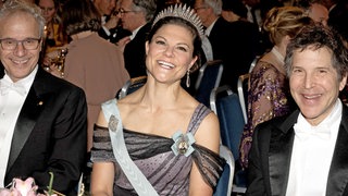 Prinzessin Victoria von Schweden sitzt beim Bankett in Stockholm zusammen mit dem US-Biochemiker David Baker (rechts). Er hat den Nobelpreis für Chemie 2024 erhalten.