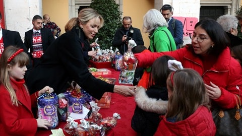 Weihnachtsfeier für monegassische Kinder im Ehrenhof des Fürstenpalastes in Anwesenheit der fürstlichen Familie von Monaco - Prinzessin Charlene und Prinzessin Gabriella Monaco verteilen Geschenke.