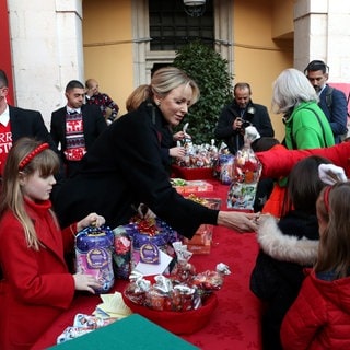 Weihnachtsfeier für monegassische Kinder im Ehrenhof des Fürstenpalastes in Anwesenheit der fürstlichen Familie von Monaco - Prinzessin Charlene und Prinzessin Gabriella Monaco verteilen Geschenke.