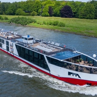 Ein Flussfahrtschiff fährt auf dem Rhein