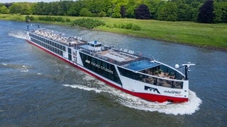 Ein Flussfahrtschiff fährt auf dem Rhein