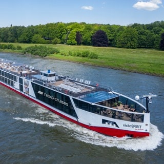 Ein Flussfahrtschiff fährt auf dem Rhein