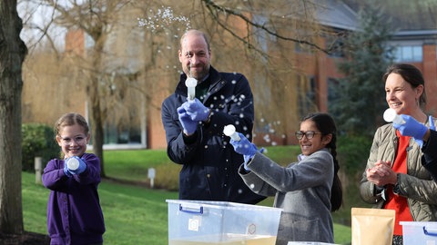 Prinz William, Prince of Wales, agiert mit Schulkindern während er das Biologiedatenverarbeitungs-Unternehmen NatureMetrics besucht. Das Unternehmen war Finalist im Jahr 2024, des von William ins Leben gerufenen Earthshot-Preises. Das Unternehmen misst mithilfe von eDNA-Technologie die Auswirkungen auf Natur und Ökosysteme und fördert den Erhalt der Biodiversität.