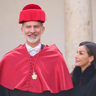 Madrid Königin Letizia und König Felipe nehmen an einer Zeremonie teil, bei der ihm die Ehrendoktorwürde der Universität Alcala in Alcala de Henares, Madrid, verliehen wird. Er trägt einen roten Umhang, sie einen schwarzen Mantel.