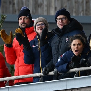 Prinzessin Mette-Marit (l-r) und Prinz Haakon von Norwegen verfolgen mit Prinzessin Victoria von Schweden (2.v.r.), Prinz Daniel, sowie deren Kindern Prinzessin Estelle und Prinz Oscar ein Langlaufrennen bei der Ski-WM.