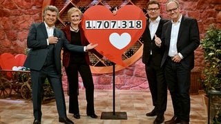 Für die Herzenssache, "Schlager-Spaß mit Andy Borg": V.l.n.r.: Moderator Andy Borg, SWR Landessenderdirektorin Stefanie Schneider, Martin Hettich (Sparda-Bank), SWR Intendant und ARD Vorsitzender Kai Gniffke.