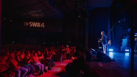 Thomas Anders auf der Bühne mit Publikum beim Konzert in Wörth am Rhein.