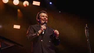 Der Sänger Thomas Anders steht auf der Bühne beim Konzert im Rahmen des SWR4 Festival.