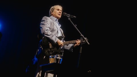 Chris de Burgh spielt Gitarre im Konzert auf dem SWR4 Festival.