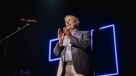 Chris de Burgh bei einer Zwischenmoderation im Konzert auf dem SWR4 Festival