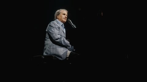 Chris de Burgh spielt Klavier im Konzert auf dem SWR4 Festival