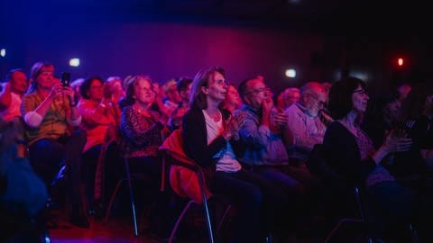 Das Publikum applaudiert beim Chris de Burgh- Konzert auf dem SWR4 Festival.