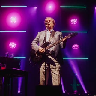 Chris de Burgh mit Gitarre im Konzert auf dem SWR4 Festival