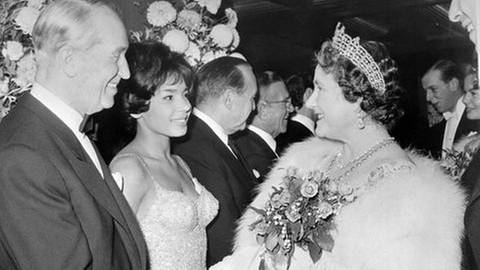 Shirley Bassey bei Queen Elisabeth II (1961)