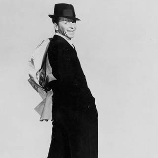 Frank Sinatra trägt Hut und sein Jackett über der Schulter. 