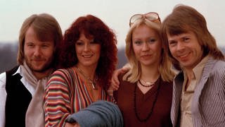 Mitglieder (v.l.n.r.: Benny Andersson, Anni-Frid Lyngstad, Agnetha Fältskog und Björn Ulvaeus) der schwedischen Popgruppe ABBA posieren zusammen. 1974 gewann die Gruppe den ESC mit ihrem Hit "Waterloo".