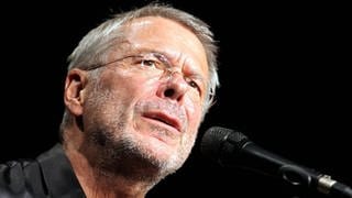 Reinhard Mey feiert 80. Geburtstag: Der Sänger und Liedermacher ("Über den Wolken") singt mit ernstem Gesicht bei einem Konzert in Leipzig.