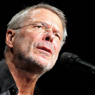 Reinhard Mey feiert 80. Geburtstag: Der Sänger und Liedermacher ("Über den Wolken") singt mit ernstem Gesicht bei einem Konzert in Leipzig.