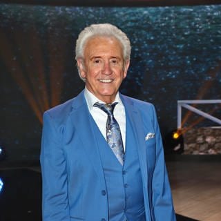 Der britische Sänger Tony Christie auf der Bühne