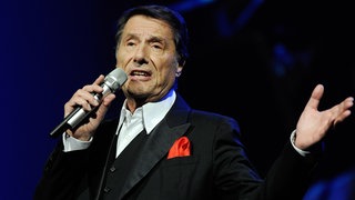 Sänger und Entertainer Udo Jürgens singt bei einem Konzert auf der Bühne (Aufnahme von Anfang Dezember 2012).