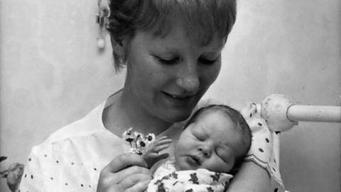 Weltstar Petula Clark mit Baby auf dem Arm